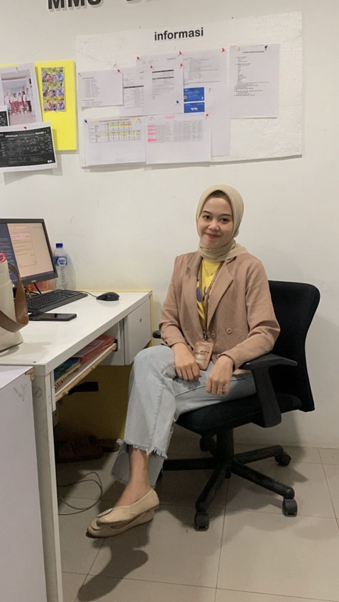 Dewi Aqilah Syah, Staf Tata Usaha